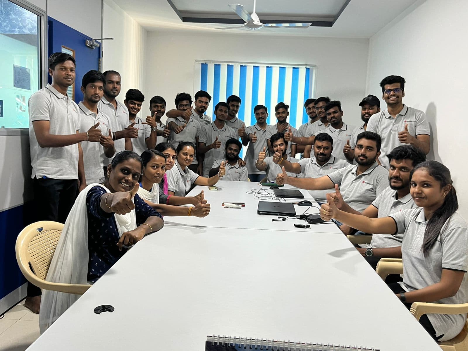 Adhoc Indias supportteam stöttar resenärer